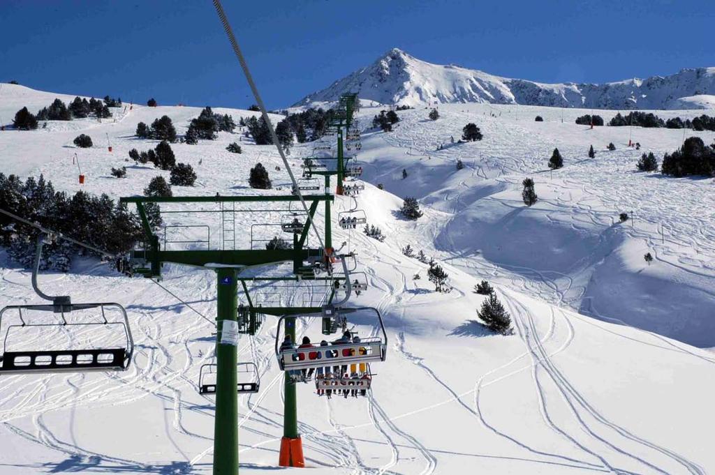 / 3 / Baqueira-Beret és el complex esquiable més gran dels Pirineus. Situat a l extrem oriental de la Val d Aran, compta també amb accessos i telecadires des de l Alt Àneu.