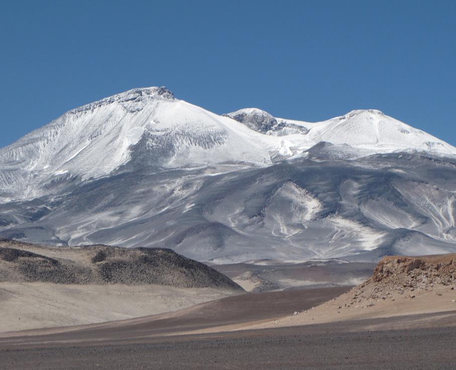 La Depresión Intermedia está atravesada por cordones montañosos que se descuelgan de las Cordillera de los Andes, dejando entre si ríos como el Copiapó, Huasco,