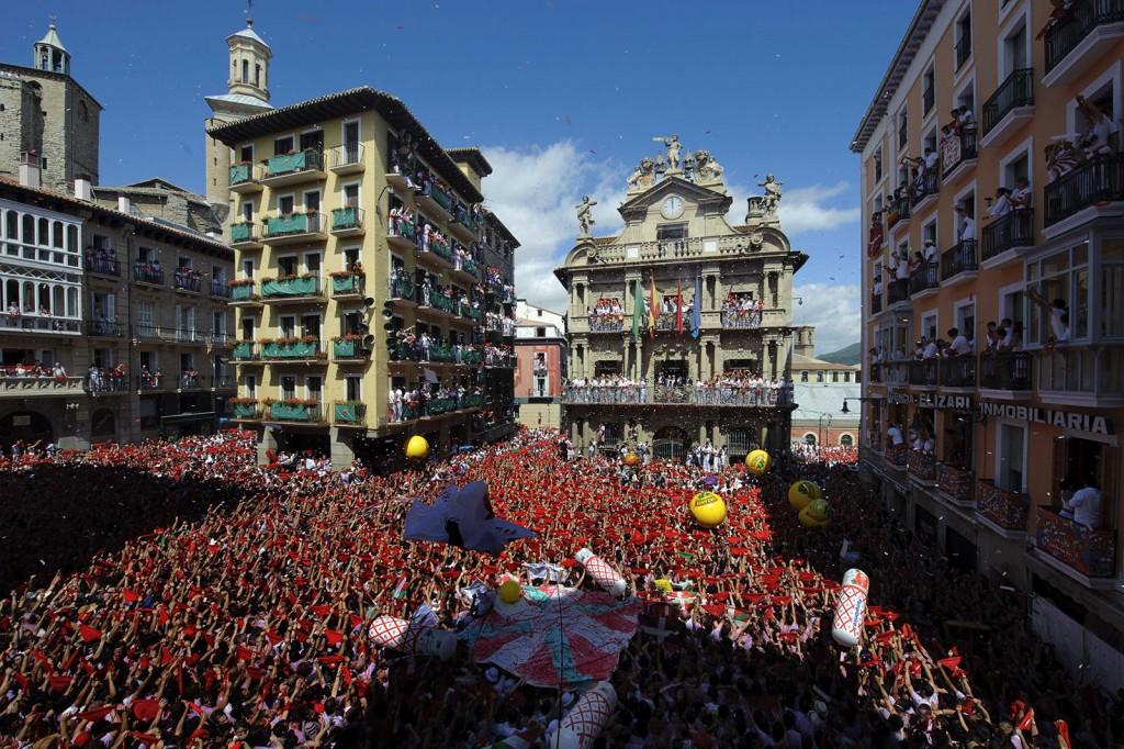 En el top ﬁve de la lista de Cosas que quiero hacer en la vida antes de morir está pasar las ﬁestas de San Fermín en Pamplona.