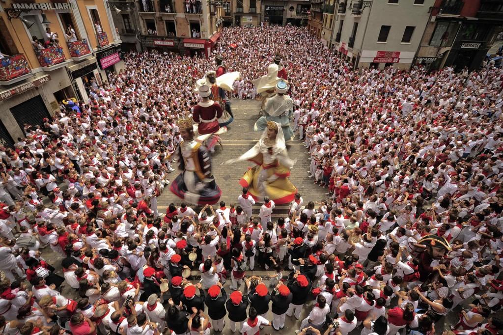 Las comparsas son otra de las atracciones principales. Los Gigantes de Pamplona, son uno de los símbolos más emblemáticos de la ﬁesta.