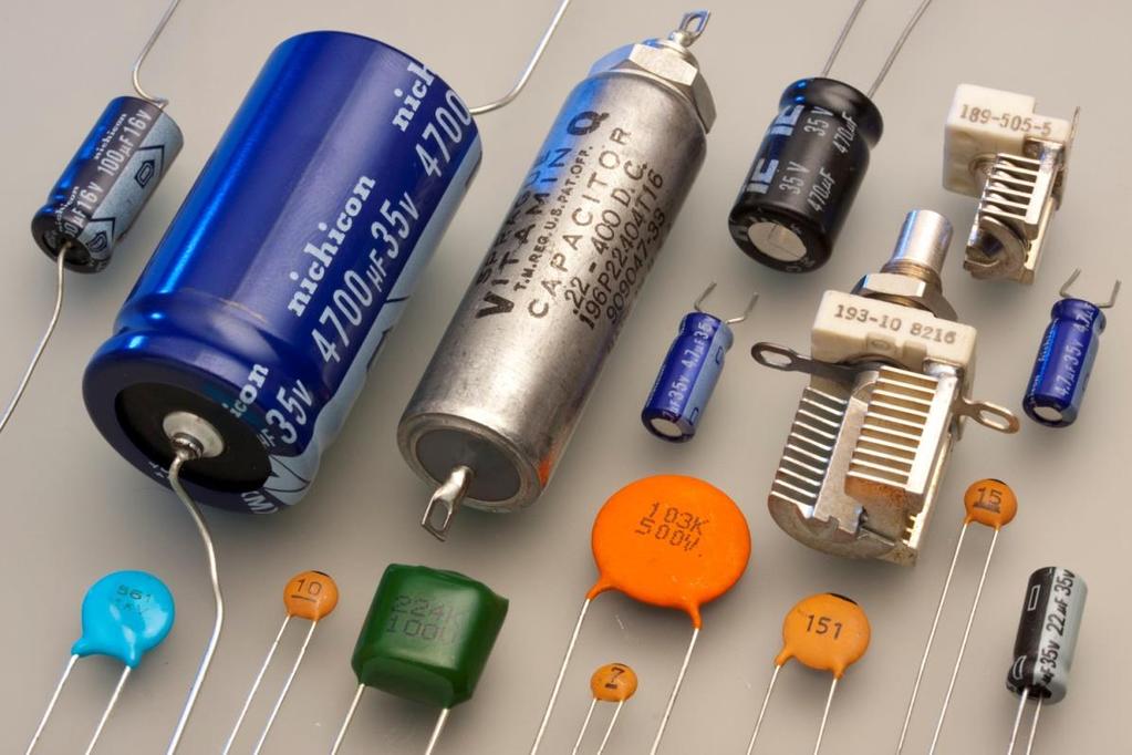 CAMPO, POTENCIAL Y CAPACITANCIA. Capacitancia Los capacitores son dispositivos usados comúnmente en una gran variedad de circuitos eléctricos.