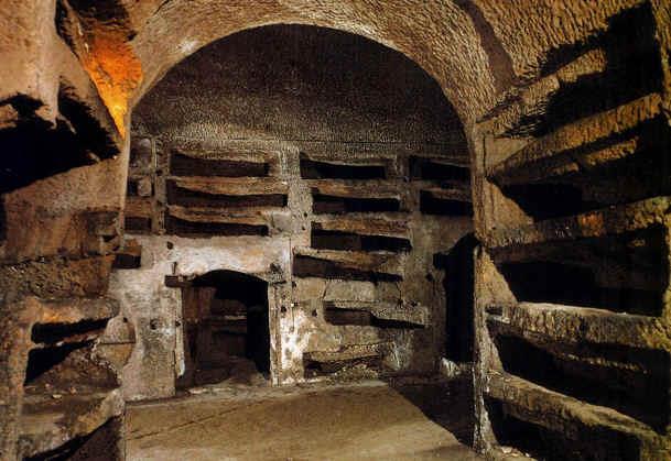 Las catacumbas son los antiguos cementerios subterráneos usados durante algún tiempo por las comunidades cristianas y hebreas, sobre todo en Roma.