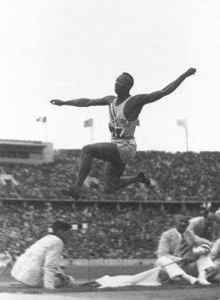 Mito Jesse Owens Owens causa la gran sorpresa ante las grandes esperanzas de los nazis de que la raza aria sería completamente superior en todas las pruebas, al menos así lo mostraba en su propaganda