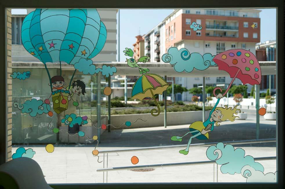 BIBLIOTECA DE ANSOAIN_ZONA INFANTIL Mural impreso en vinilo transparente sobre vidrio El objetivo de este proyecto mural era dotar a la zona infantil de la nueva biblioteca de ansoáin de un ambiente