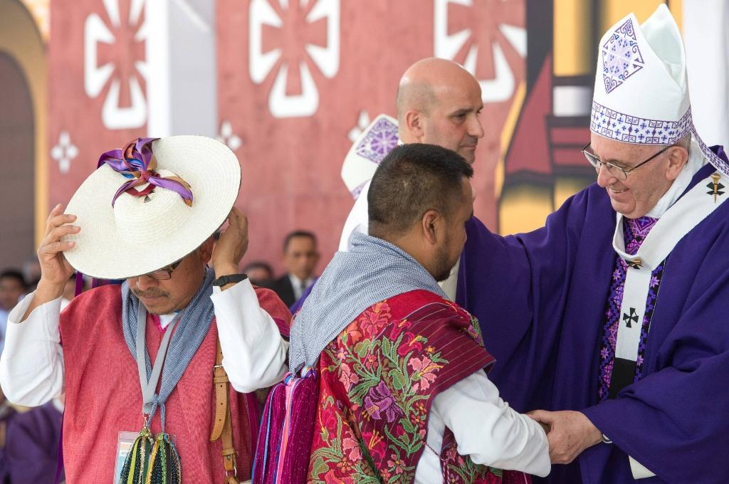 Casos políticos: un cristiano no construye muros El Papa el 15 de febrero en San Cristobal de las Casas, Chiapas en México, pide dignidad para los indígenas De hecho, el Papa visitó la frontera norte