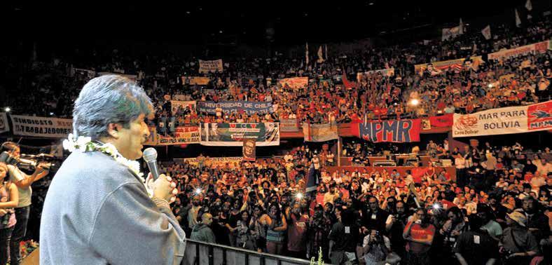 Figura 60: Miles de chilenos reunidos en el teatro Caupolicán reciben al Presidente Evo Morales, coreando Mar para Bolivia. Santiago, 12 de marzo de 2014.