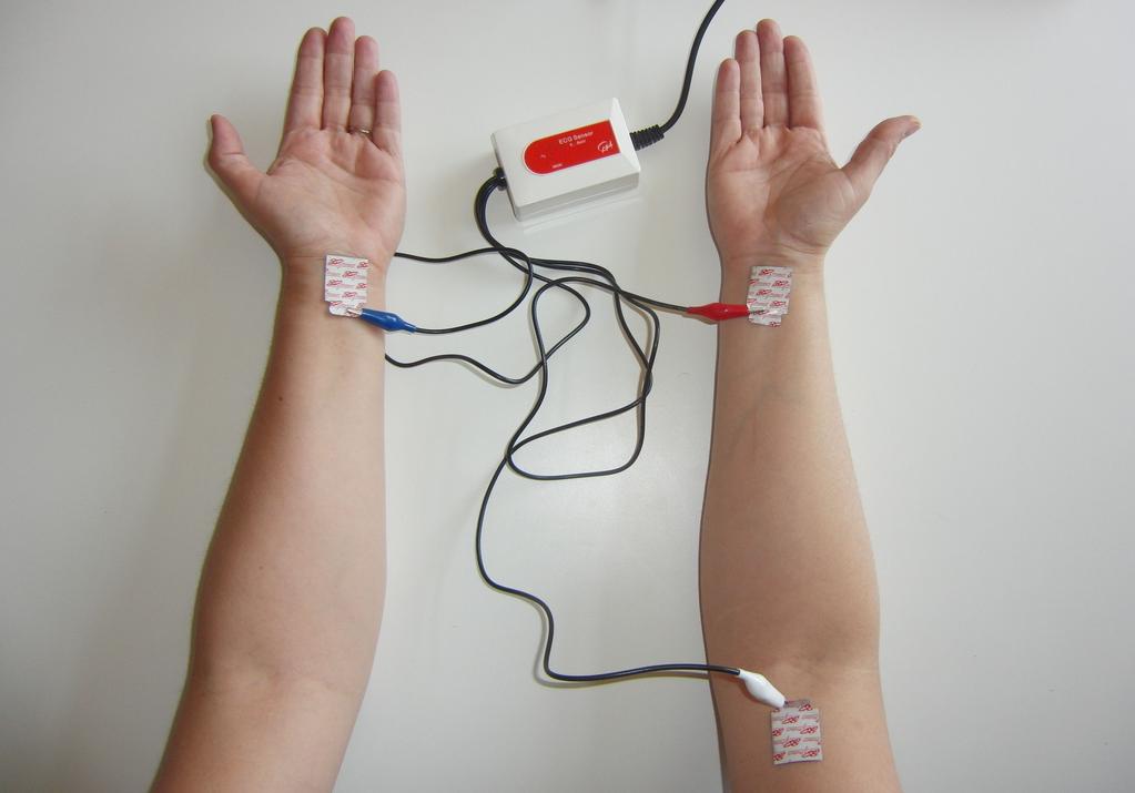 Conectando el sensor ECG al cuerpo Debido a que la señal eléctrica producida por el corazón y la señal en la piel es muy débil, un buen contacto entre la piel y el electrodo es esencial para el