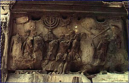 Representa la derrota de los judios a manos de los romanos (expolio del templo de Salomón) Se