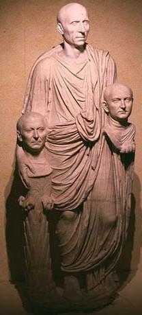 La tradición funeraria romana, heredada de los etruscos, se caracterizaba por hacer máscaras en cera o arcilla del rostro de los fallecidos y guardarla en los lararios.