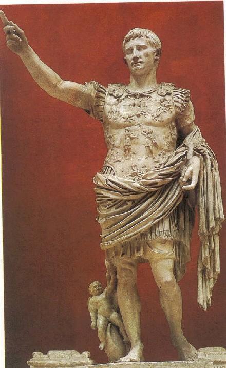 En obras áulicas (de la Corte, para enaltecer al emperador) hay una fusión entre la tradición idealizante griega (perfección del cuerpo especialmente y la tradición naturalista romana