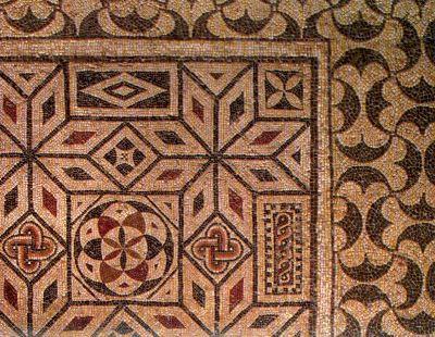 Una variedad más elaborada era el estilo alfombra que enmarca figuras Son