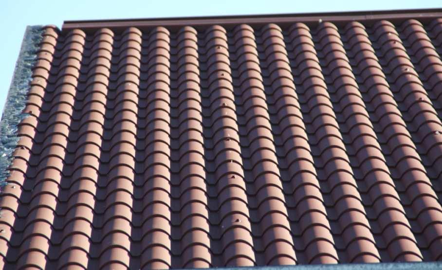 Panel Sandwich Panel imitación Teja 7 Los paneles de fachada están formados por dos chapas de acero prelacadas, perfiladas de manera que adquieran una forma similar a la teja tradicional.