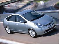 HÍBRIDOS un automóvil que aprovecha la potencia de su motor a gasolina para alimentar un motor eléctrico paralelo. De este modo se logra gran eficiencia en el uso del combustible.