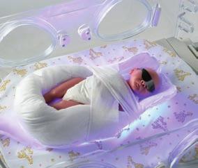 El cobertor BiliSoft, plano y acolchado, permite envolver al bebé y a la pala de fototerapia juntos.