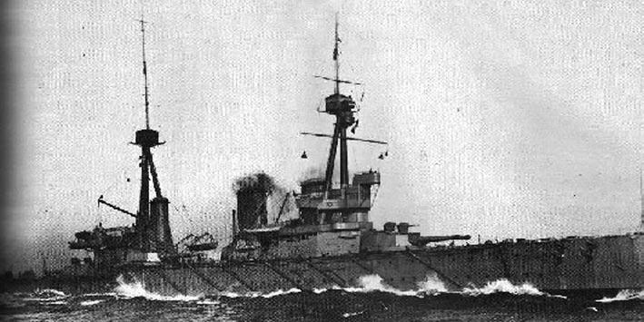 156 Germán Bravo Valdivieso La flota británica la componían el Good Hope, donde izaba su insignia el contralmirante Cradock, el Monmouth, el Glasgow y el Otranto.