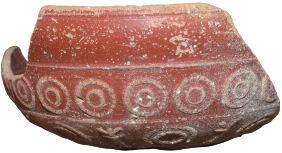 Terra sigillata hispaniar motako zeramika, Dragendorff 37 formakoa. Apaingarri gisa, bi friso horizontal ditu, Tricioko (Errioxa) buztingintza tailerrean egin ohi zena. Higer lurmuturretik aterata.