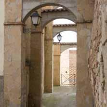 entradas a las murallas: El porche de Pere Sans en la calle del Hospital Pla de Vallxiqué o puerta del Sol Los porches del Ciego, Baijunga y Cavallé en la calle de Baix Las portetes en la calle de la