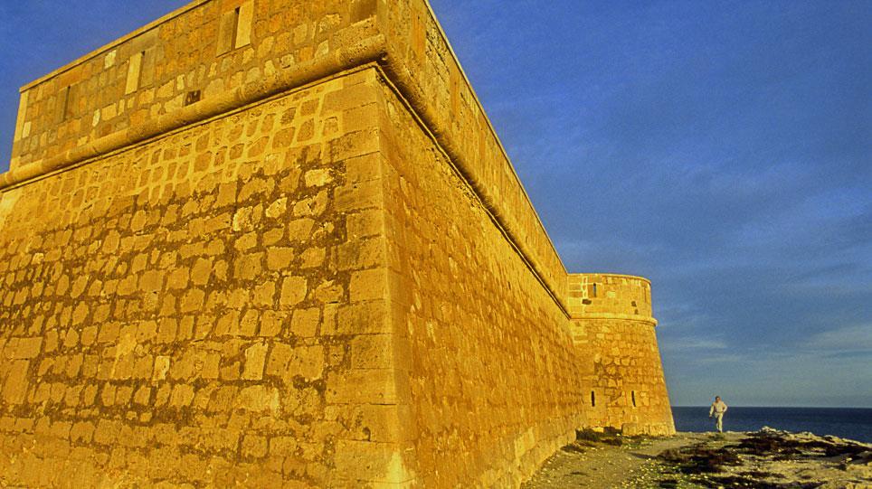 Éste es el castillo de San Felipe o de Los Escullos, llamado así por formar parte de la localidad homónima, perteneciente al término municipal de Níjar.