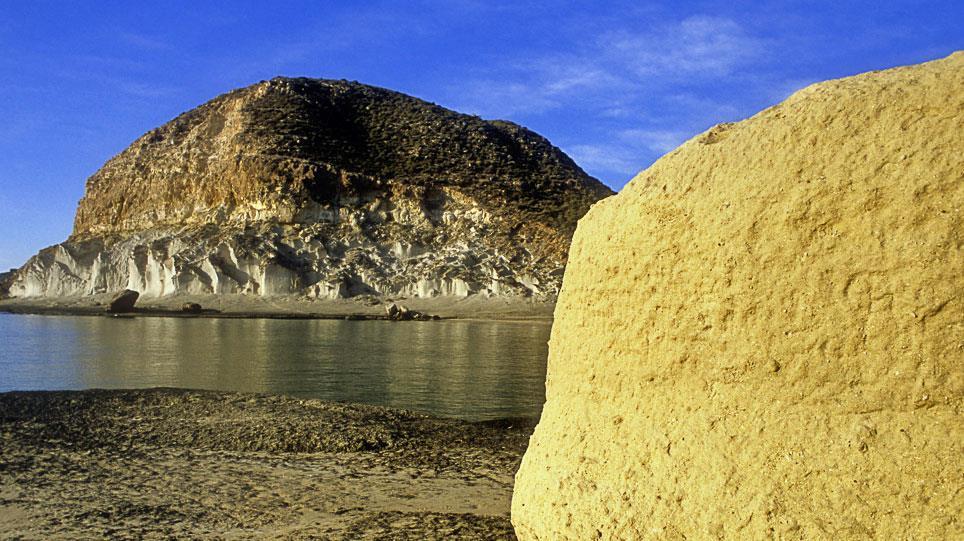La Cala de Enmedio, situada muy cerca del encantador pueblo de Agua Amarga, es uno de esos refugios playeros de arenas doradas y finas al que uno viene a