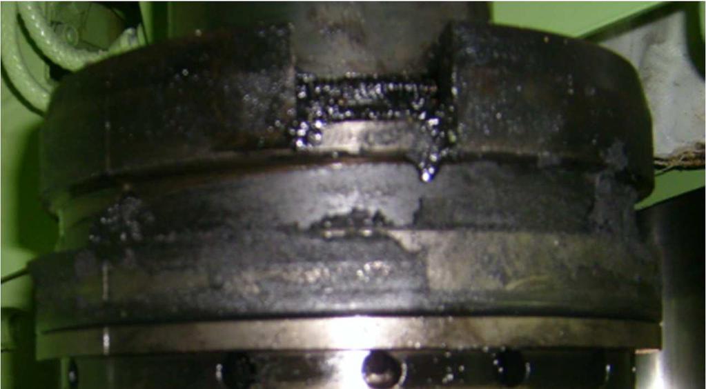 5.- Prensa (Piston rod Stuffing Box): El orificio de la biela en la parte baja del colector de barrido está sujeto al stuffing box, el cual está diseñado para prevenir que el aceite del cárter no se