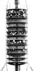 Berlin. Fig.18 CN Tower, 1976. Toronto. Fig.19. Torre de Telecomunicaciones de Collserolla, 1992. Barcelona. Fig.20, 21 y 22.