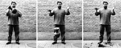 Fig.4.Tirando al suelo una urna de la dinastía Han, 1995. Serie de tres fotografías de una acción de Ai Weiwei. (El País, 16 de mayo de 2009).