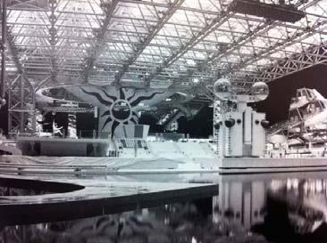 A pesar de ello, el pabellón proyectado por Kenzo Tange para la Exposición Universal de Osaka, en 1970, presentaba una superestructura que cubría una gran plaza donde tenían lugar diversos eventos de
