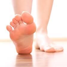 INTRODUCCIÓN CUIDADO DE LOS PIES EN CASO DE DIABETES Revise sus pies todos los días y vaya a su médico tratante tan pronto como sea posible, si observa una lesión en los pies.