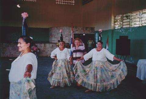 Grupo folclórico de adultos mayores De entre 157 grupos de danzas que participaron del 24 al 26 de agosto pasado en El Abuelazo 2006, realizado en Villa Carlos Paz, provincia de