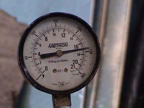 Diafragma En este tipo de manómetros la presión es resistida por un disco ondulado o diafragma.