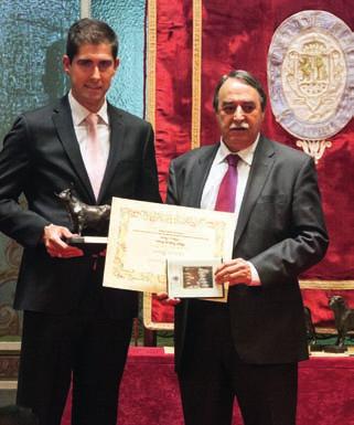 Ángel González Jurado entregó a Don Ángel Otero el premio Al mejor par de banderillas.