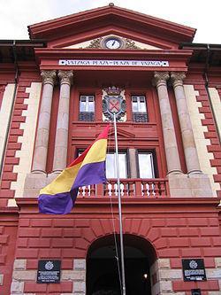 Ayuntamiento de EIBAR Ayuntamiento Barcelona Lluís Companys, salió al balcón del Ayuntamiento de Barcelona, para proclamar la República e izar la bandera republicana.