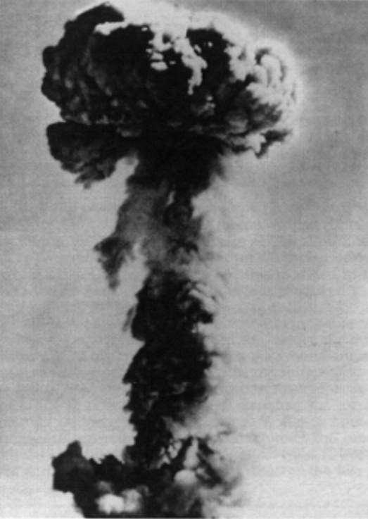 La primera prueba nuclear china se lleva a cabo el 16 de octubre de 1964 Tres Años