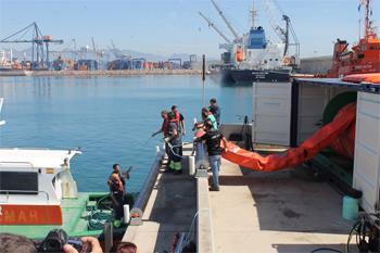 EL PUERTO DE CASTELLÓN SE SITÚA A LA VANGUARDIA EN PROTECCIÓN MARINA La Autoridad Portuaria de Castellón ha puesto en funcionamiento una barrera oceánica que, en la actualidad sólo disponen