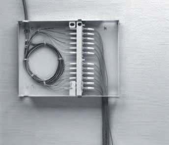 Caja de interconexión modular de fibra óptica. b) Caja de segregación de cables de fibra óptica.