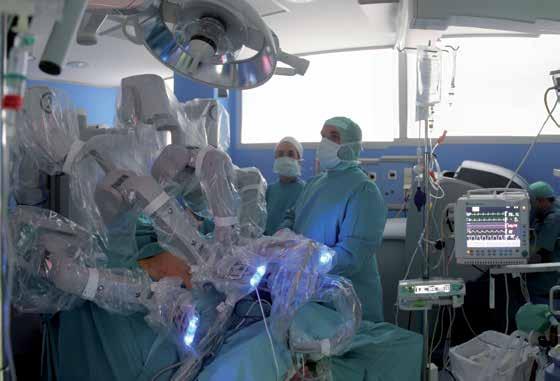 Da Vinci, cirugía robótica al servicio del paciente Posibilita un procedimiento menos invasivo, al eliminar el temblor natural de la mano del cirujano.