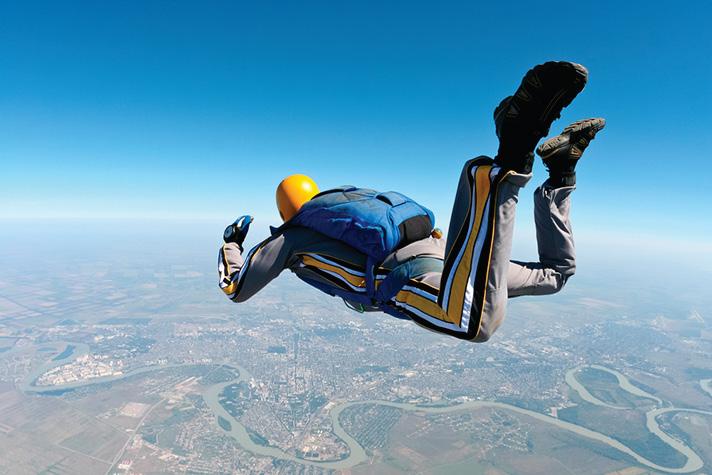 Salto en paracaidas Con una breve instrucción (de solo 15 minutos) ya estarás listo para realizar tu salto de bautismo en paracaídas y disfrutar de esta aventura rodeado de un escenario incomparable