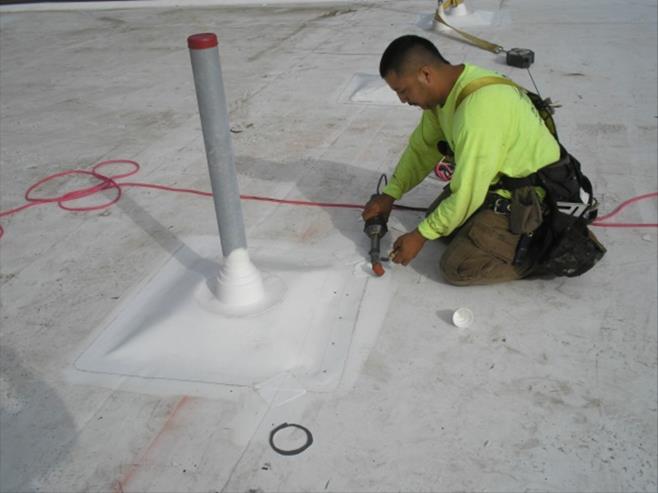 Coloque la placa base para montar y unir el poste Inserte el poste en la placa de la base del poste y asegúrelo con la instalación