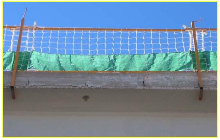 Barandilla con red de seguridad y rodapié textil Bajo demanda se incorporan a las redes de seguridad rodapiés textiles de 0,50m y 1m de altura, especialmente diseñados para retener la caída de