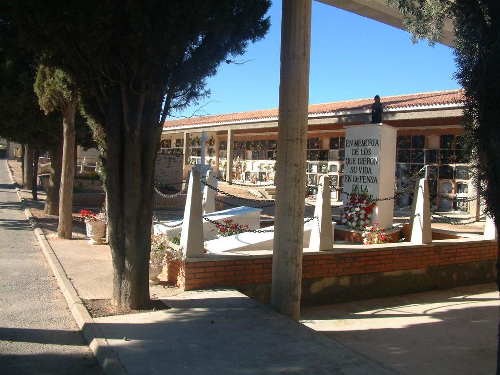 Ejemplos de memoriales próximos recientemente erigidos los tenemos en Alcorisa o Foz-Calanda.