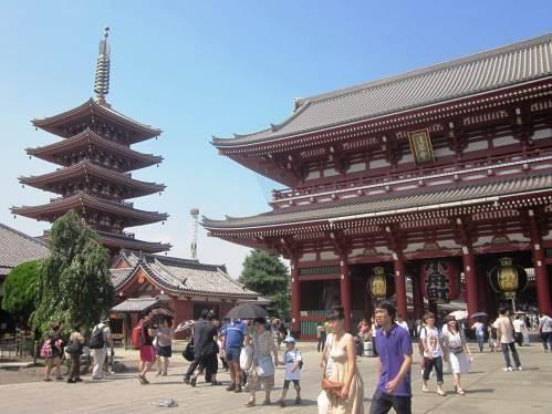 Día 12 TOKYO 08h45 13h30 Reunión en el lobby y comienza la visita de Tokyo con guía de habla española para conocer el Torre de Tokyo(*), el Templo Asakusa Kannon con su arcada comercial de Nakamise y