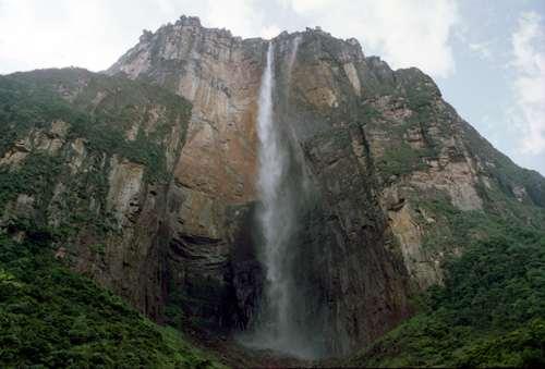 Aquí se encuentra la caída de agua más alta del mundo: el Salto Ángel/Kerepacupai Vena, de 979 m.