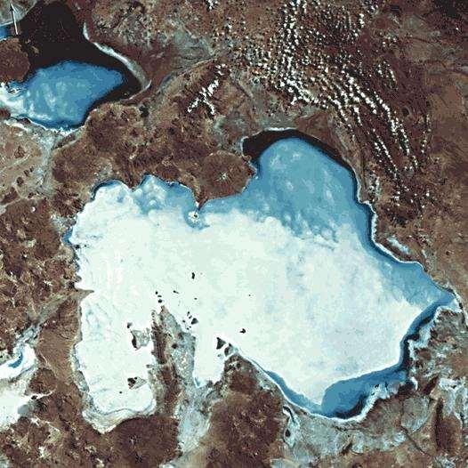 El salar de Uyuni es el mayor desierto de sal del mundo, con una superficie de 12.000 km². Está situado a unos 3.