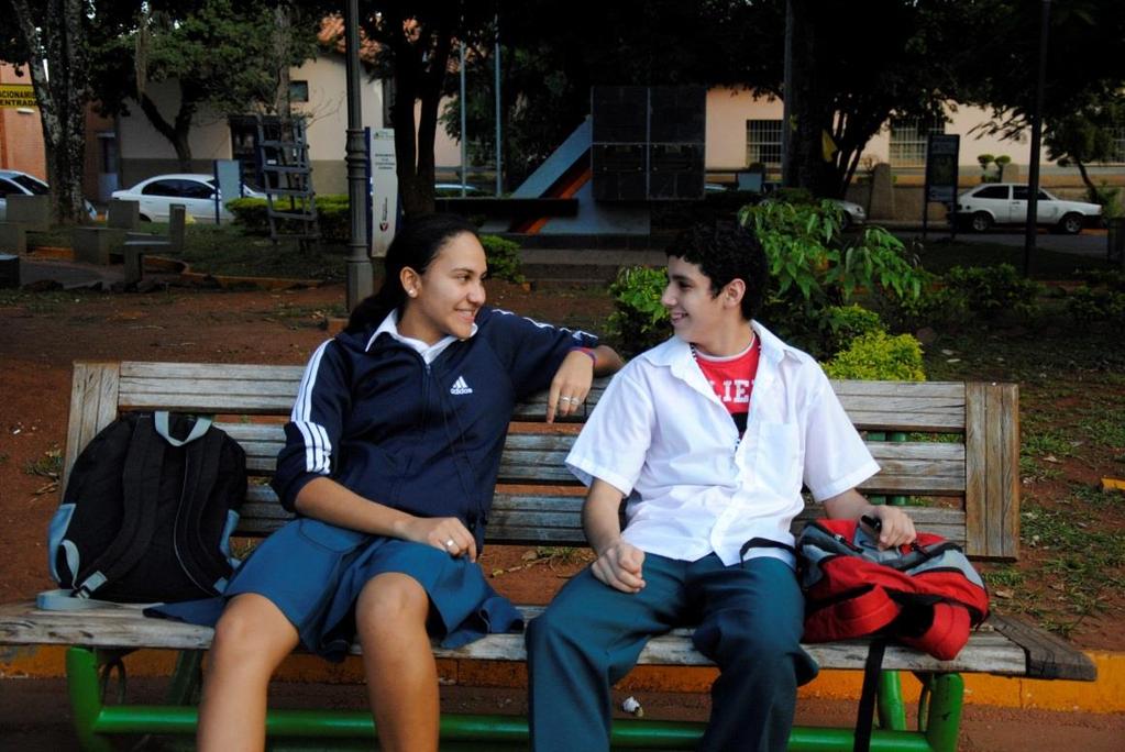 SITUACIÓN EDUCATIVA SOBRE EDAD ASISTENTES AL NIVEL MEDIO Paraguay presenta la mayor tasa de sobre edad escolar de mujeres adolescentes en el Cono Sur El rezago escolar de las adolescentes de