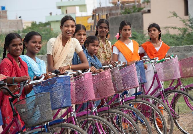 Ejecución La distribución de bicicletas entre niñas y niños estudiantes de secundaria en las regiones de URAVAKONDA, MADAKASIRA Y KADIRI se encuentra en distintas etapas tal y como puedes observar