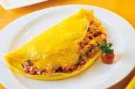 Omelette de desayuno Número de porciones: 2 Tamaño de la porción: 1 omelette Tiempo de preparación/cocción: 15 min 2 huevos 1 salchicha (preferiblemente de pavo o pollo) 1/2 lata mediana de hongos