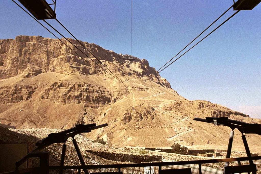 Masada.- Herodes concibió Masada como un complejo y bien fortificado palacio-fortaleza para defenderse de una posible rebelión por parte de los judíos o de la reina de Egipto, Cleopatra.
