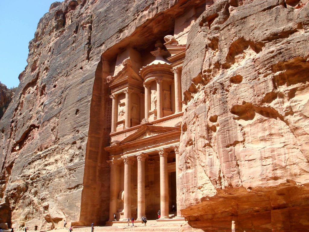 C. un pueblo: los nabatu, conocidos en la época clásica como nabateo fundaron, al borde de Wadi Araba, en un marco de belleza incomparable, la ciudad de Petra, capital de su reino, que