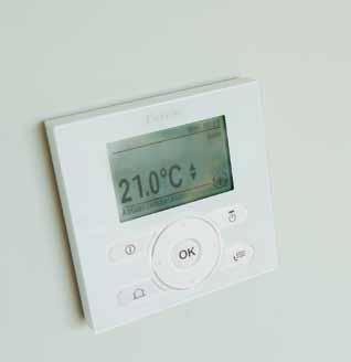 En función de las preferencias del usuario final, también se puede optar por un panel de indicadores básico que solo muestre la temperatura ambiente y solo permita cambiar el valor de la temperatura