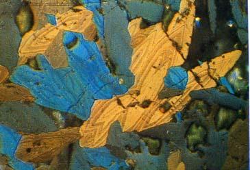 Zonado Textura en forma de partes diferenciadas dentro de un grano mineral consecuencia de una